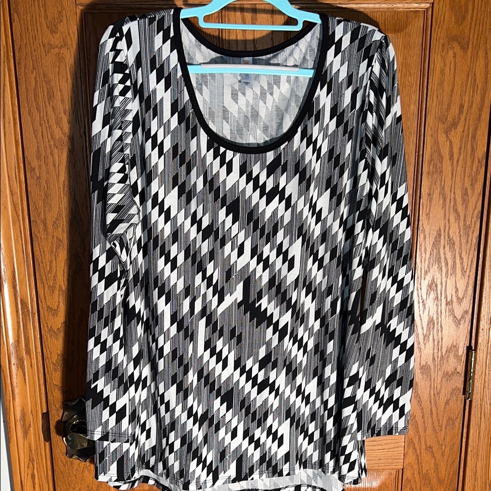 Women’s Black & White Geometric Long-Sleeve Top